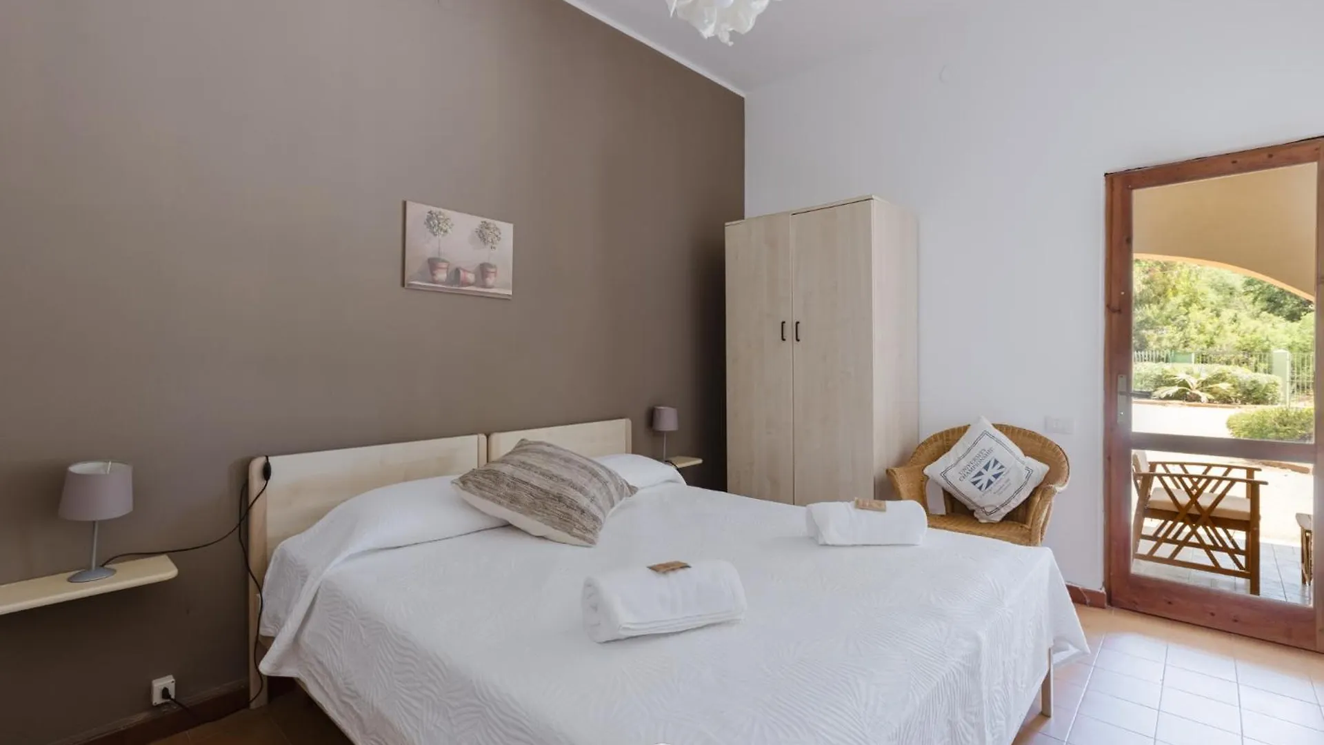Villa Girasole - Calice Apartment Pula 0*,  İtalya